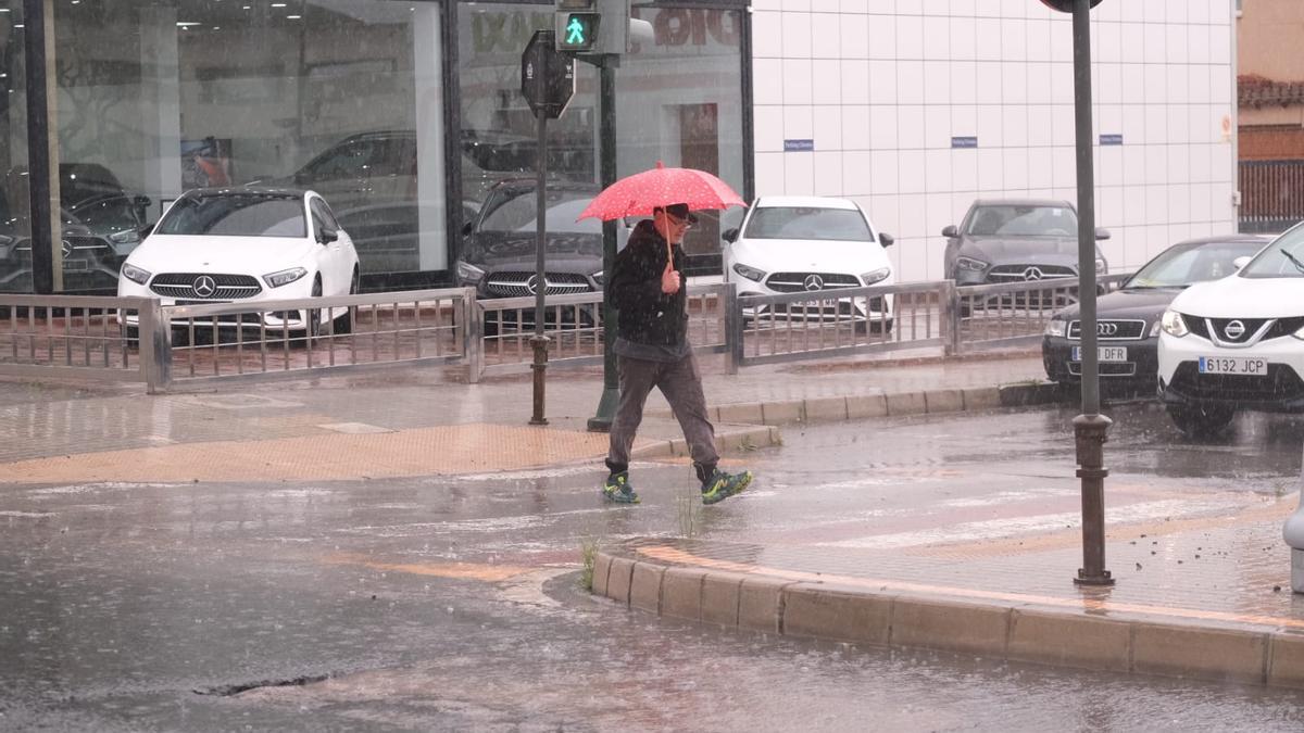 La lluvia está siendo muy intensa esta tarde en el Medio Vinalopó.