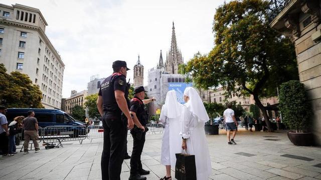 Fidels esperen a la catedral de Barcelona l’arribada del papa Lleó XIV