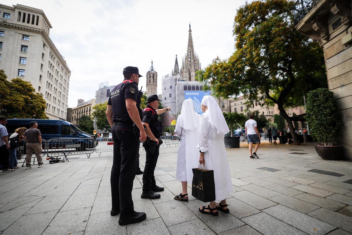 Fieles esperan en la catedral de Barcelona la llegada del papa León XIV