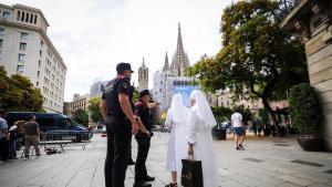 Fieles esperan en la catedral de Barcelona la llegada del papa León XIV