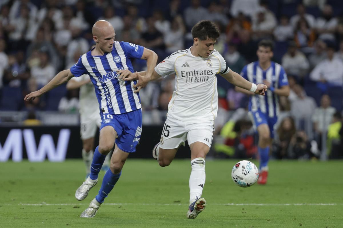 Arda Guler lucha con Jon Guridi.