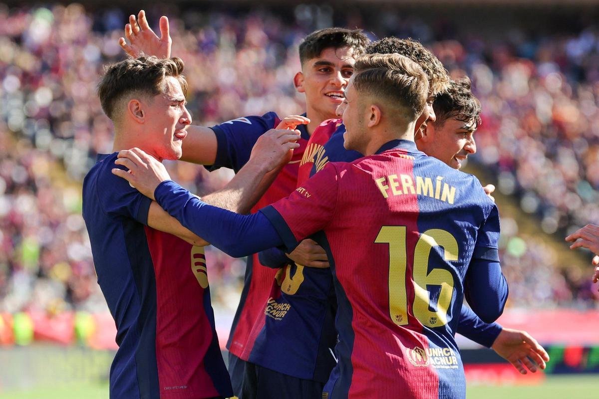 Los jugadores del Barça celebran uno de los cuatro goles al Girona en Montjuïc.
