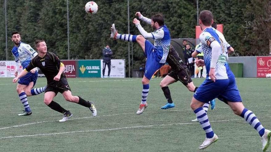 Dani Pevida despeja un balón en el partido contra el Lugones.