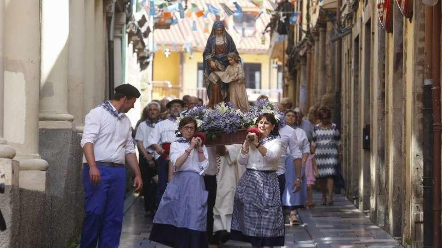 Procesión con la imagen de Santa Ana por la calle de Bances Candamo, en Sabugo.