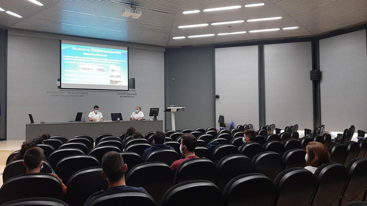 Un momento del acto en el Hospital General de Elche con los universitarios de Fisioterapia de la UMH