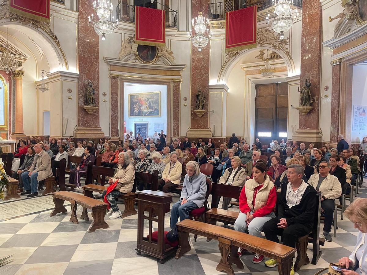La Basílica de la Virgen durante el oficio en el que se ha orado por el "descanso eterno" del Papa.