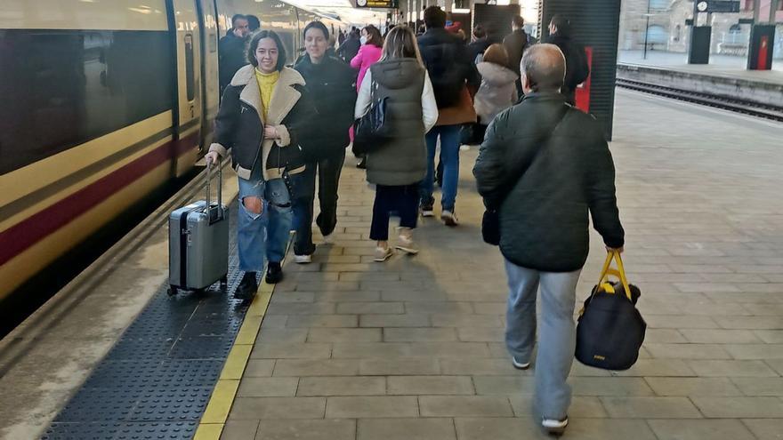 Usuarios del AVE toman el «tren madrugador» en la estación de Zamora. | LOZ