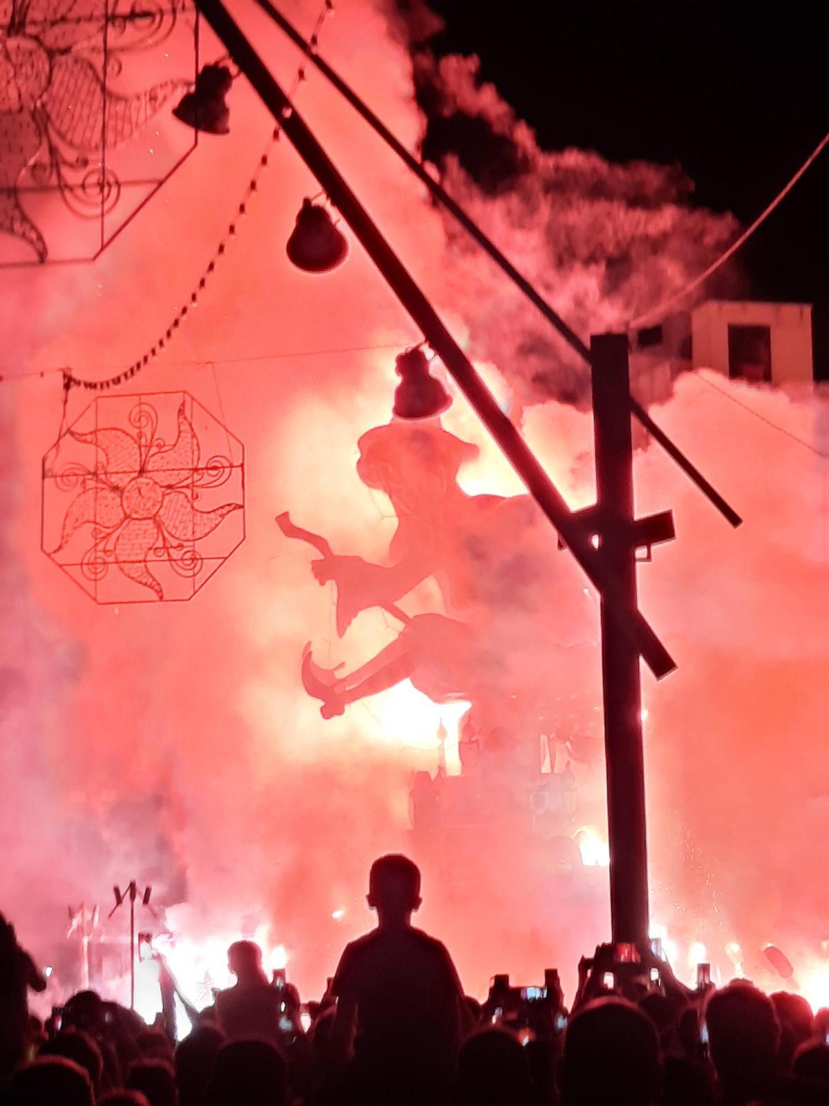 La Quema de la Bruja es el sábado 25 en la Plaza Adolfo Suárez, después del Desfile de Carrozas, que recorre la calle Mayor desde las 21:00h con espectáculos y reparto de juguetes