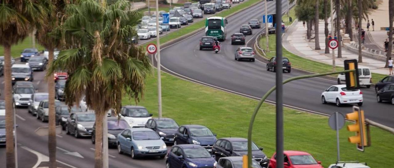 Decenas de coches circulan por las avenidas de paseo Marítimo.