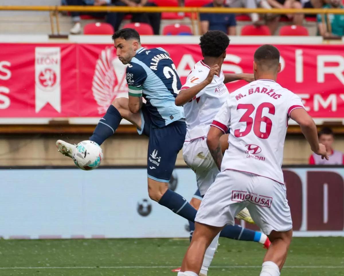 Carlos Albarrán, durante la jugada que acabaría con el gol en propia puerta de Mati Barzic, en el Cultural Leonesa-Córdoba CF.