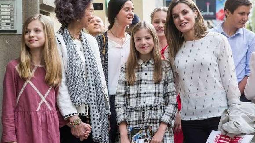 Letizia, la reina Sofía junto a la princesa Leonor, Sofía y sus primas.