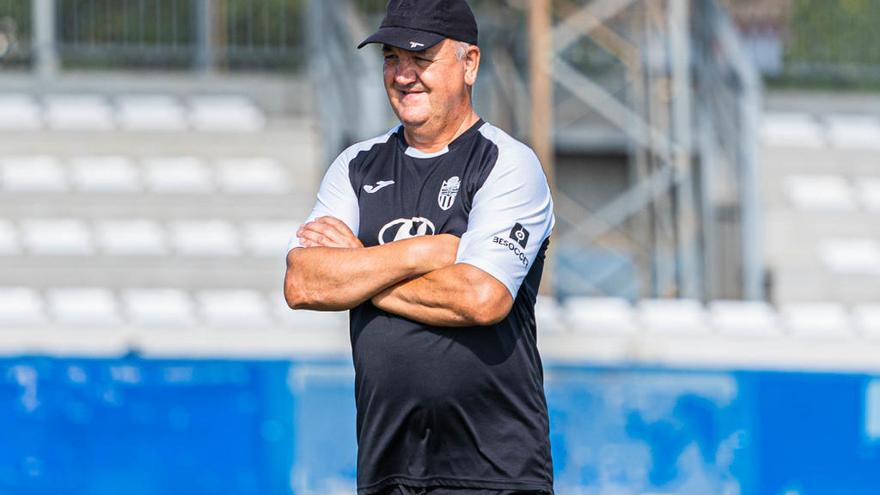 Manix Mandiola observa a sus pupilos durante un entrenamiento.