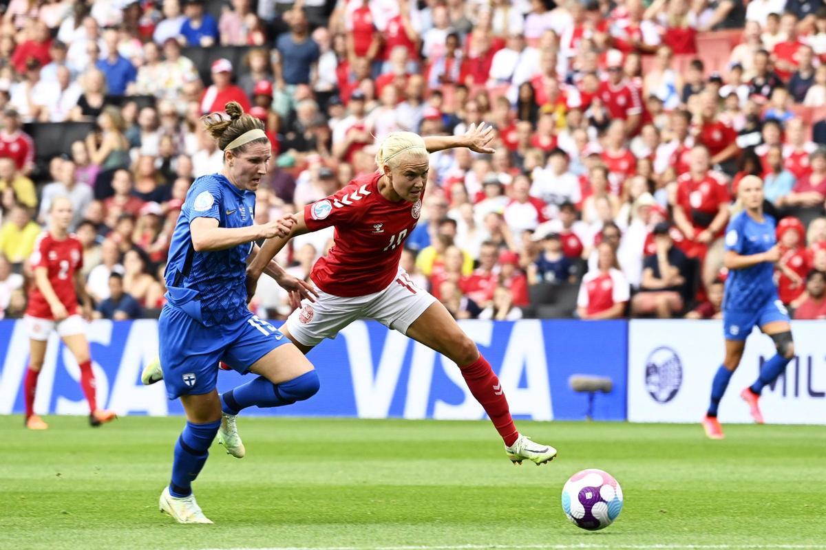 Pernille Harder en un partido con la selección danesa