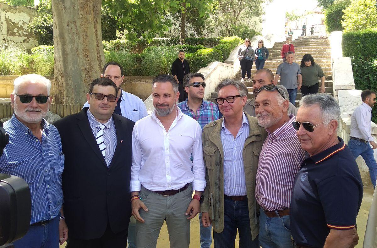 Santiago Abascal y Antonio Gavira, con dirigentes y simpatizantes de Vox, este jueves en Priego.
