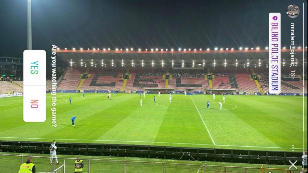 Pjanic, presenciando el partido de Bosnia