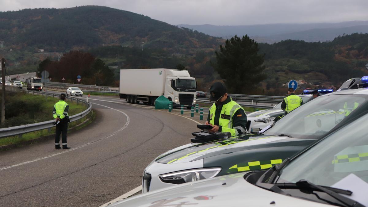 Multado con 200 euros por culpa de las bolsas de la compra: la Guardia Civil vigila  el interior de los coches asturianos