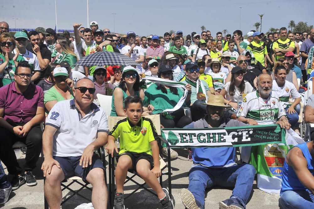 Unos mil aficionados ven el triunfo del Elche en pantalla gigante junto al estadio Martínez Valero