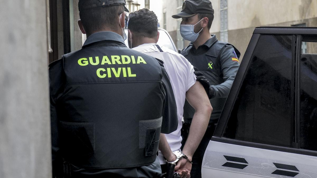 Agentes de la Guardia Civil trasladan al juzgado a uno de los detenidos.