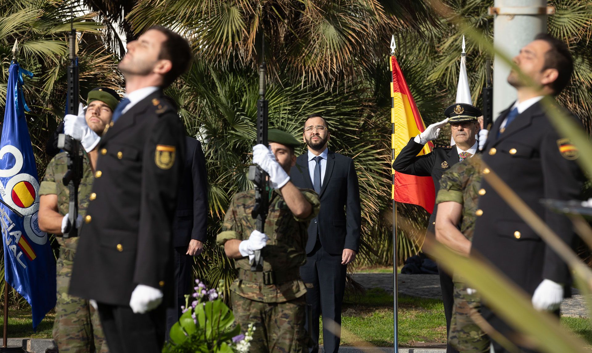 Alicante celebra el 200 aniversario de la Policía Nacional con el izado de la bandera en la Plaza del Mar