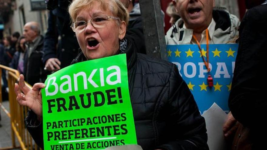 Concentració de protesta d´afectats per la venda de preferents de Bankia a Madrid