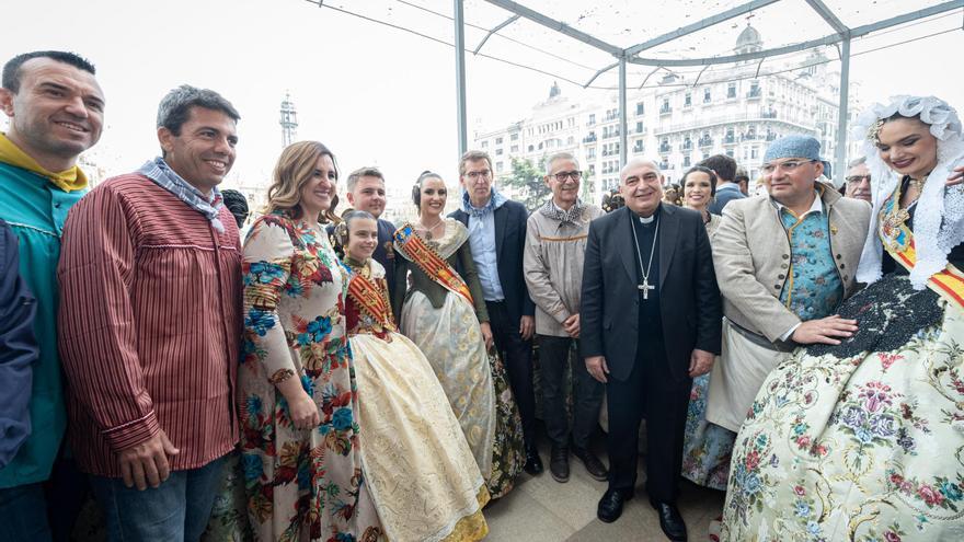 El Arzobispo de València asiste a la mascletà y visita varias fallas