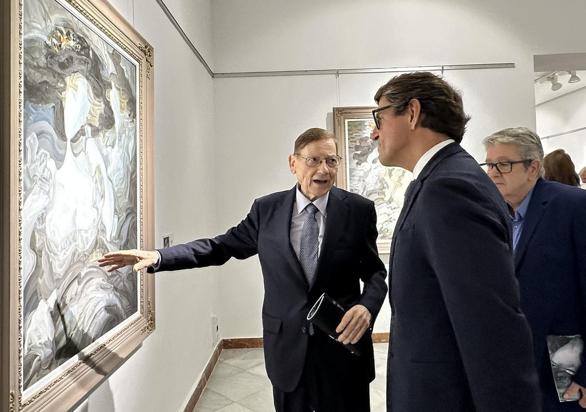 Juan Antonio Llor y Juan de Dios Navarro observan una obra de la exposición de Fernando Soria