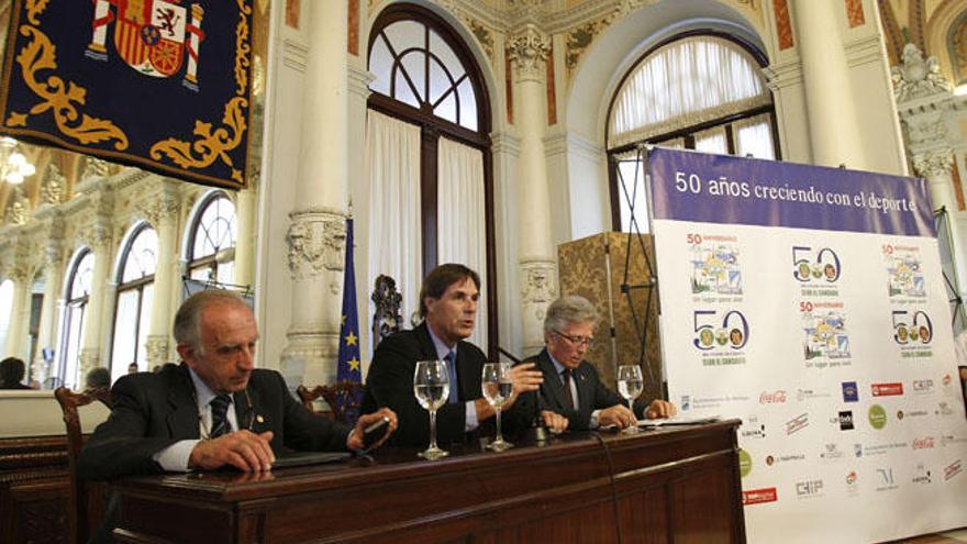El concejal de Cultura y Deportes, Damián Caneda, junto a Cossimo Culota, presidente de la urbanización El Candado y José Miguel Arregui, presidente del club.