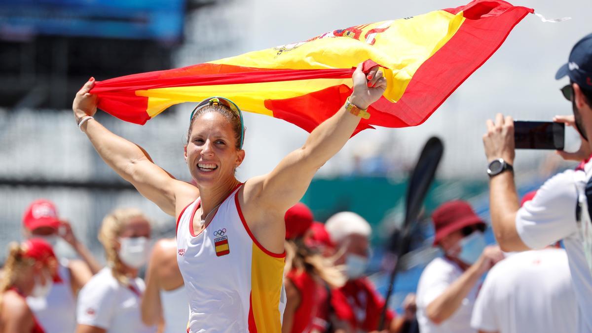 Teresa Portela celebra el triunfo tras salir del agua. 