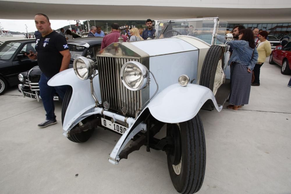 Concentración de coches clásicos en el Niemeyer