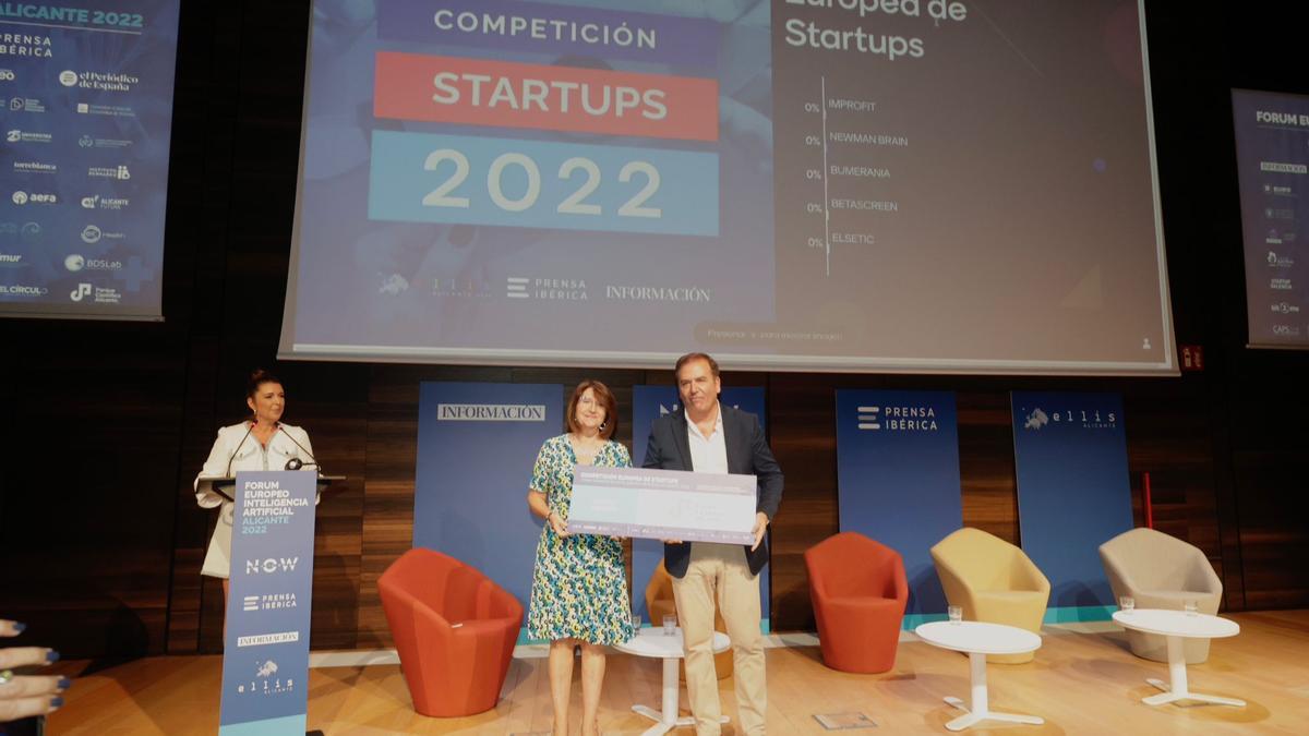 Amparo Navarro, rectora de la UA, entrega el premio a la startup Bumerania.