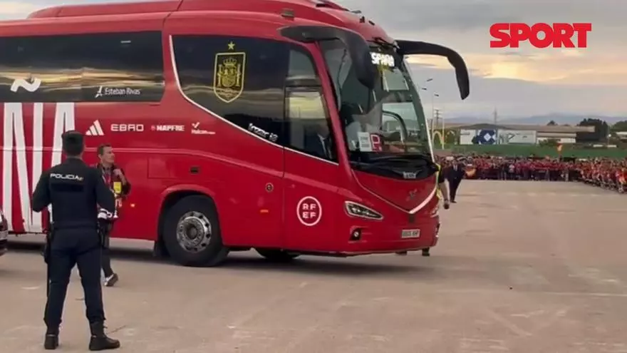 Gran expectacion a la llegada de España al Martínez Valero