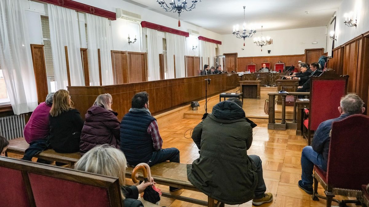 Seis de los acusados en el banquillo, ayer en Badajoz.