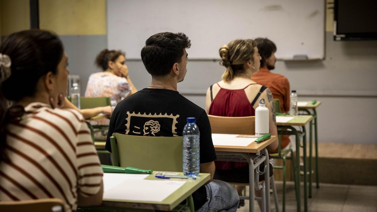 Varios aspirantes haciendo el examen de la oposición de Educación en Zaragoza, el sábado 21 de junio.