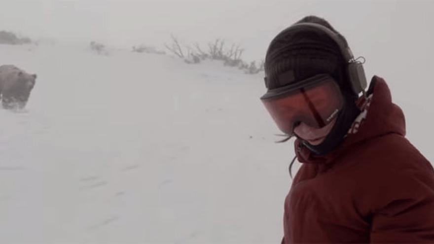 Una snowboarder se entera que casi la atrapa un oso por un autovídeo
