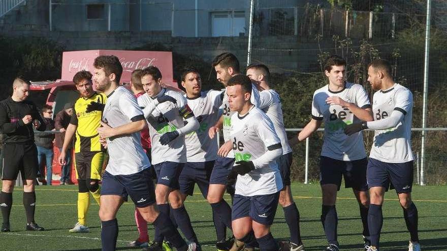 Los jugadores del Santa Teresita celebran uno de los cuatro goles, ayer en Eiroás. // Iñaki Osorio