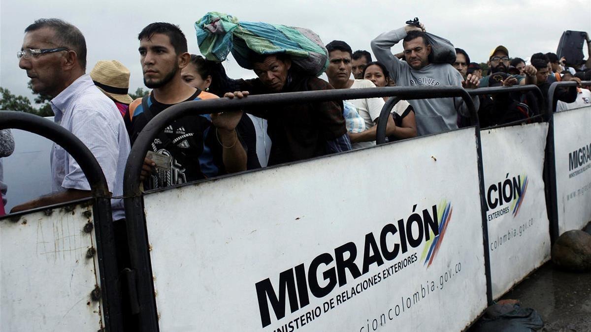 Una multitud de venezolanos intentan cruzar la frontera desde Venezuela hacia Colombia, en Cúcuta, el 13 de febrero.