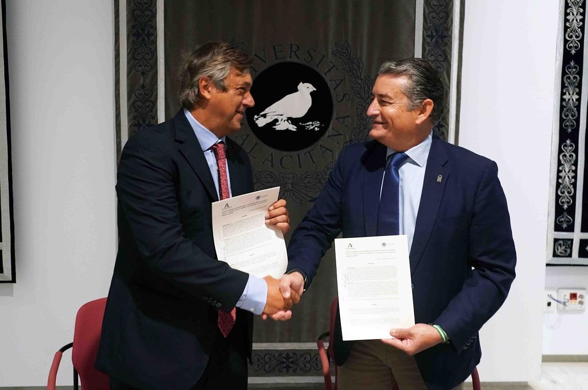 El consejero de la Presidencia, Antonio Sanz, como presidente de la Agencia Digital de Andalucía (ADA), firma el convenio con el rector de la Universidad de Málaga (UMA), Teodomiro López.