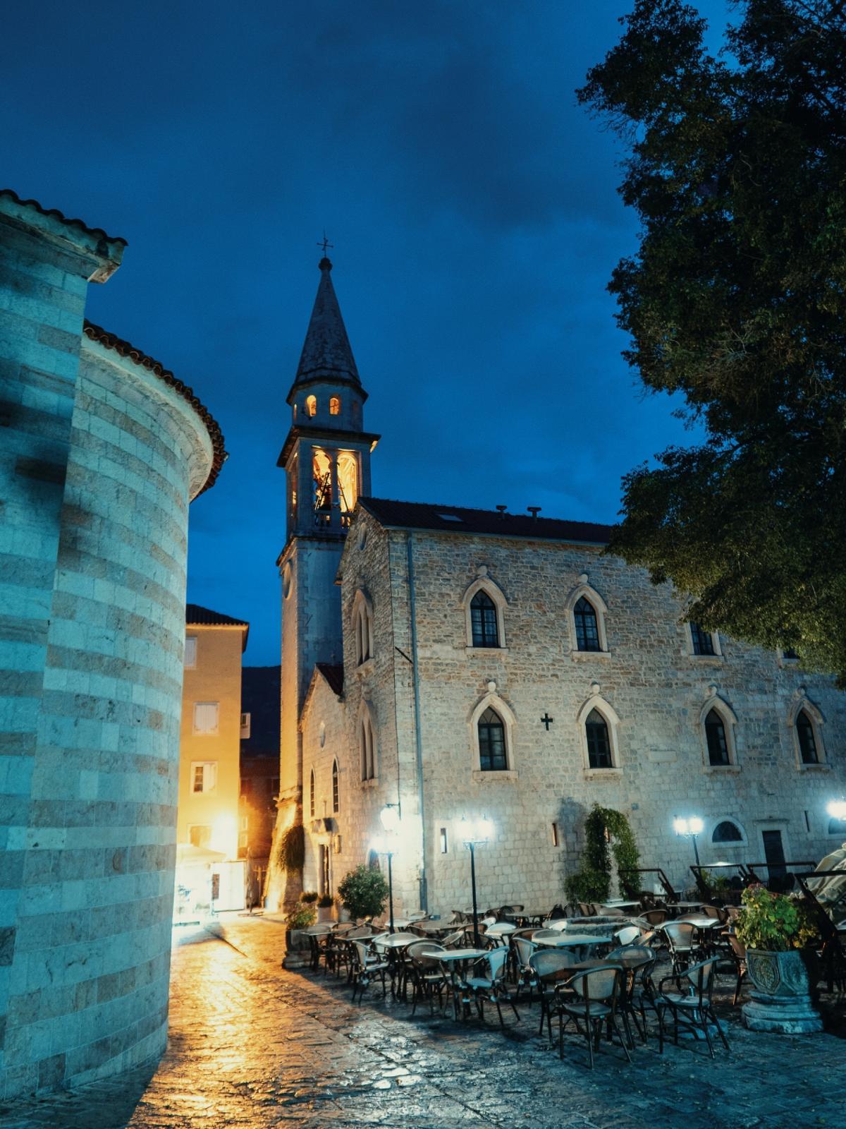 Iglesia de San Juan junto a la de la Santísima Trinidad de Budva.
