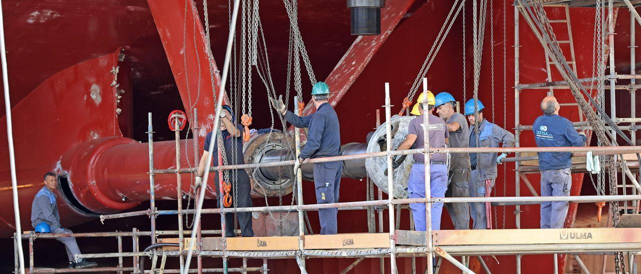 Trabajadores en sus puestos de trabajo.