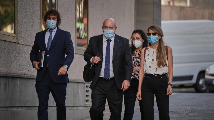 Los tres acusados por la supuesta estafa al Ministerio de Fomento, Miguel Concepción y sus hijas Verónica y Eloísa, el pasado lunes.