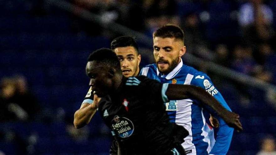 Pione Sisto conduce el balón. // LOF