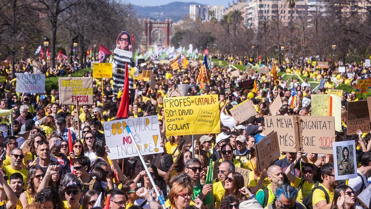 La manifestación de profesores toma el centro de Barcelona