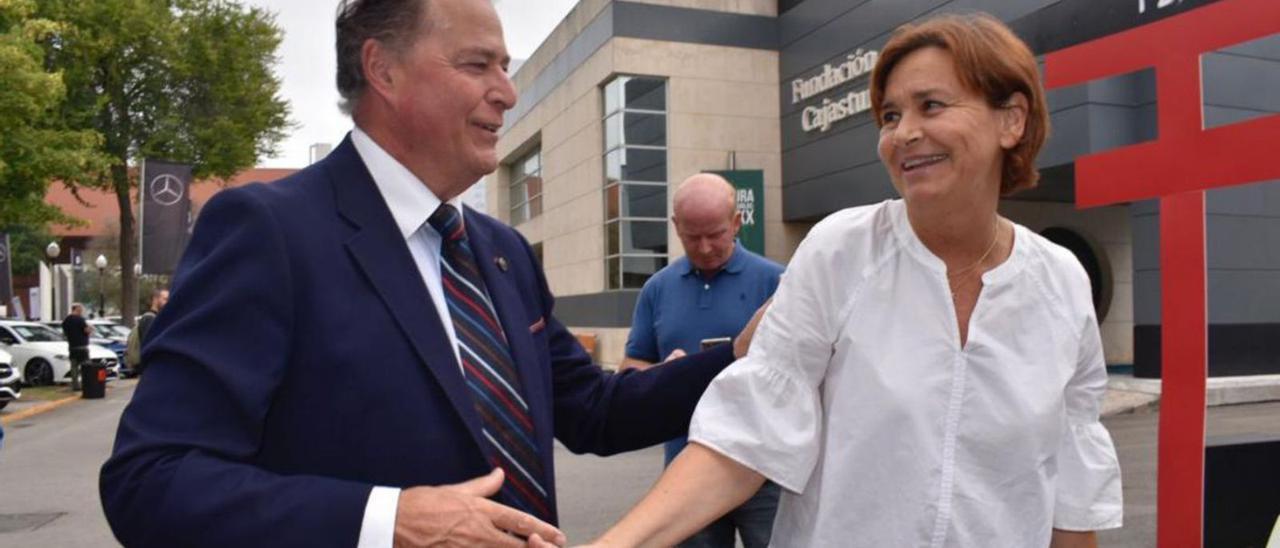 Carmen Moriyón, con Félix Baragaño, ayer, en su visita a la Feria.