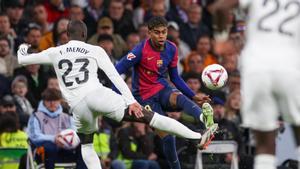 Lamine ante Mendy en el clásico de Liga
