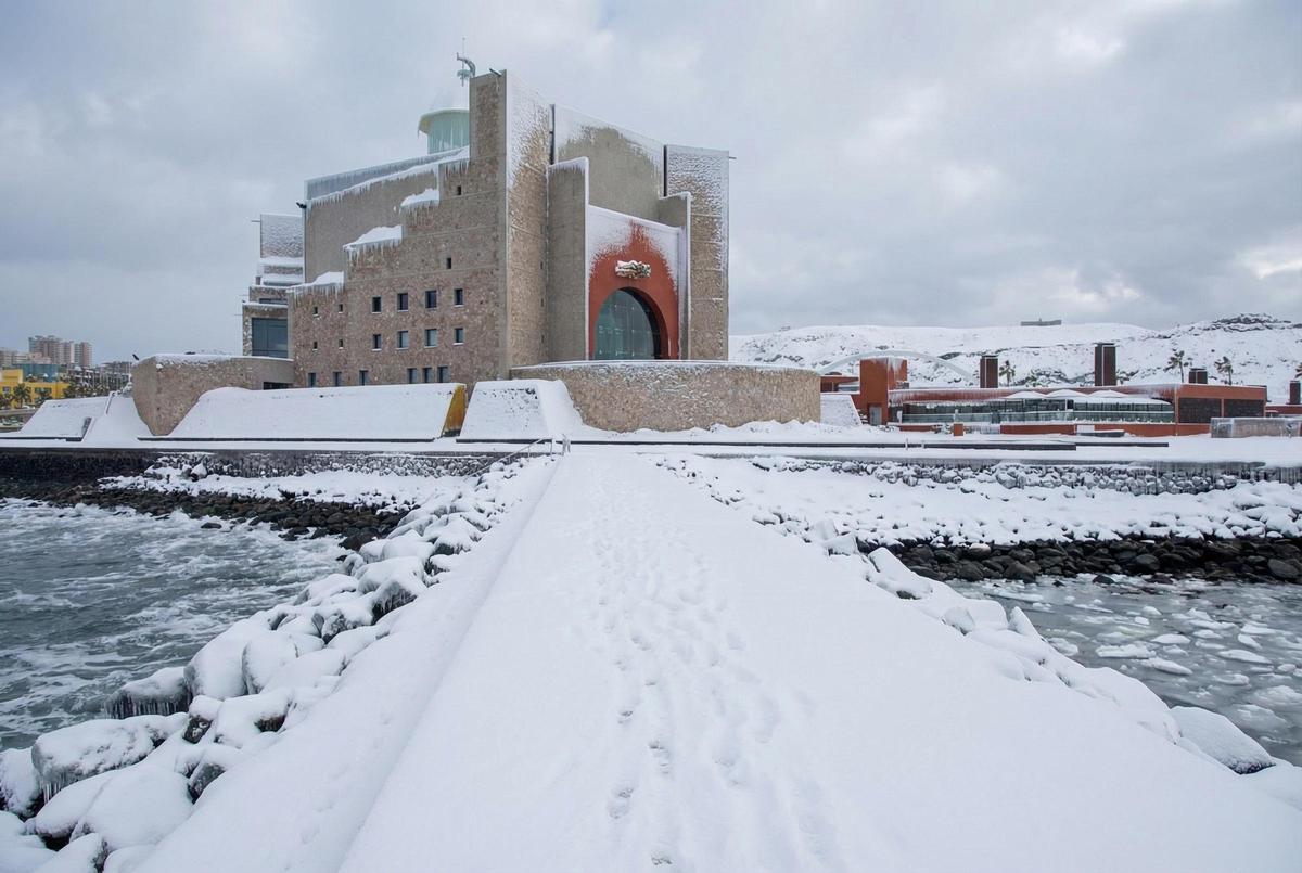Imagen generada con IA del auditorio Alfredo Kraus cubierto de nieve