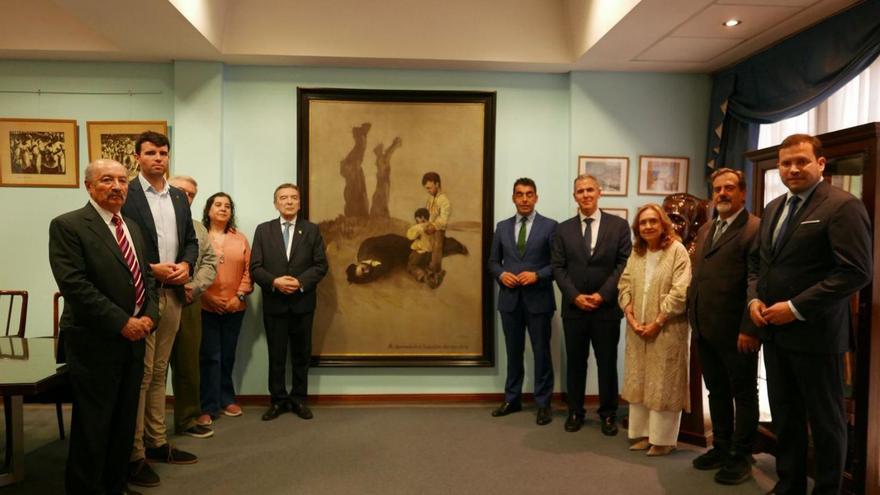 La delegación pontevedresa y miembros del Centro Galicia, junto al cuadro.