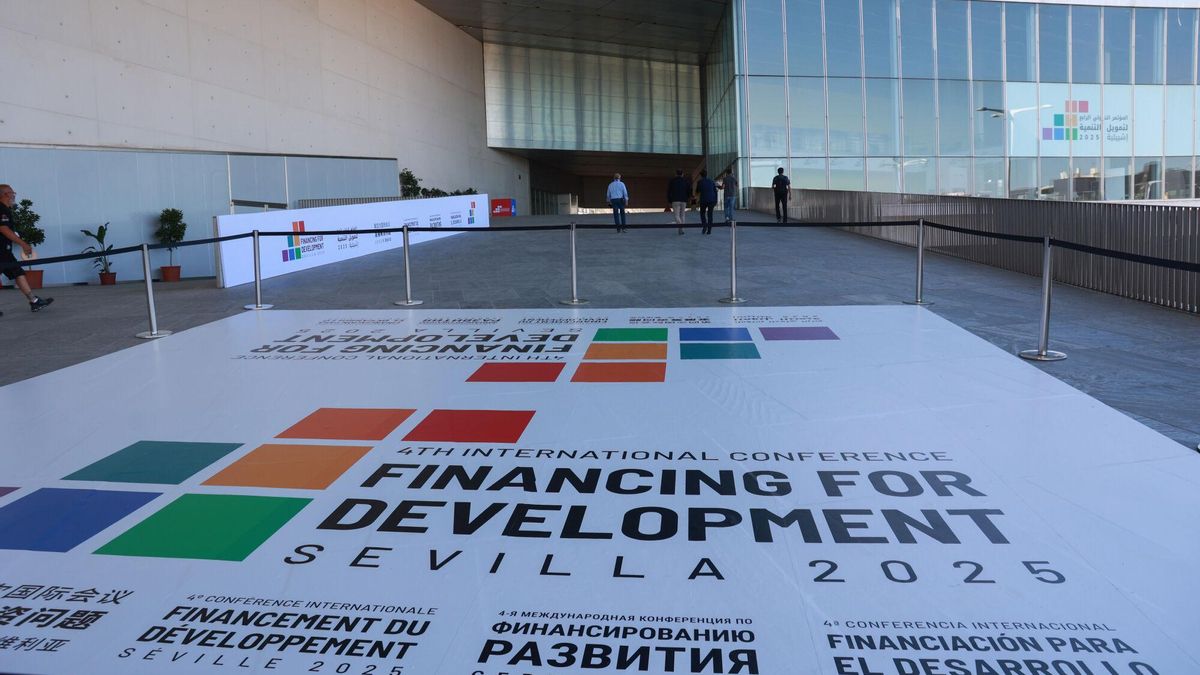 Últimos preparativos en el Palacio de Exposiciones y Congresos de Sevilla en las horas previas a la inauguración oficial que tendrá lugar el lunes por la mañana.
