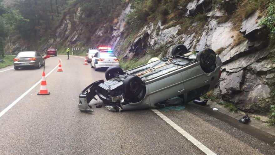 Aparatoso accidente entre Ribadesella y Arriondas