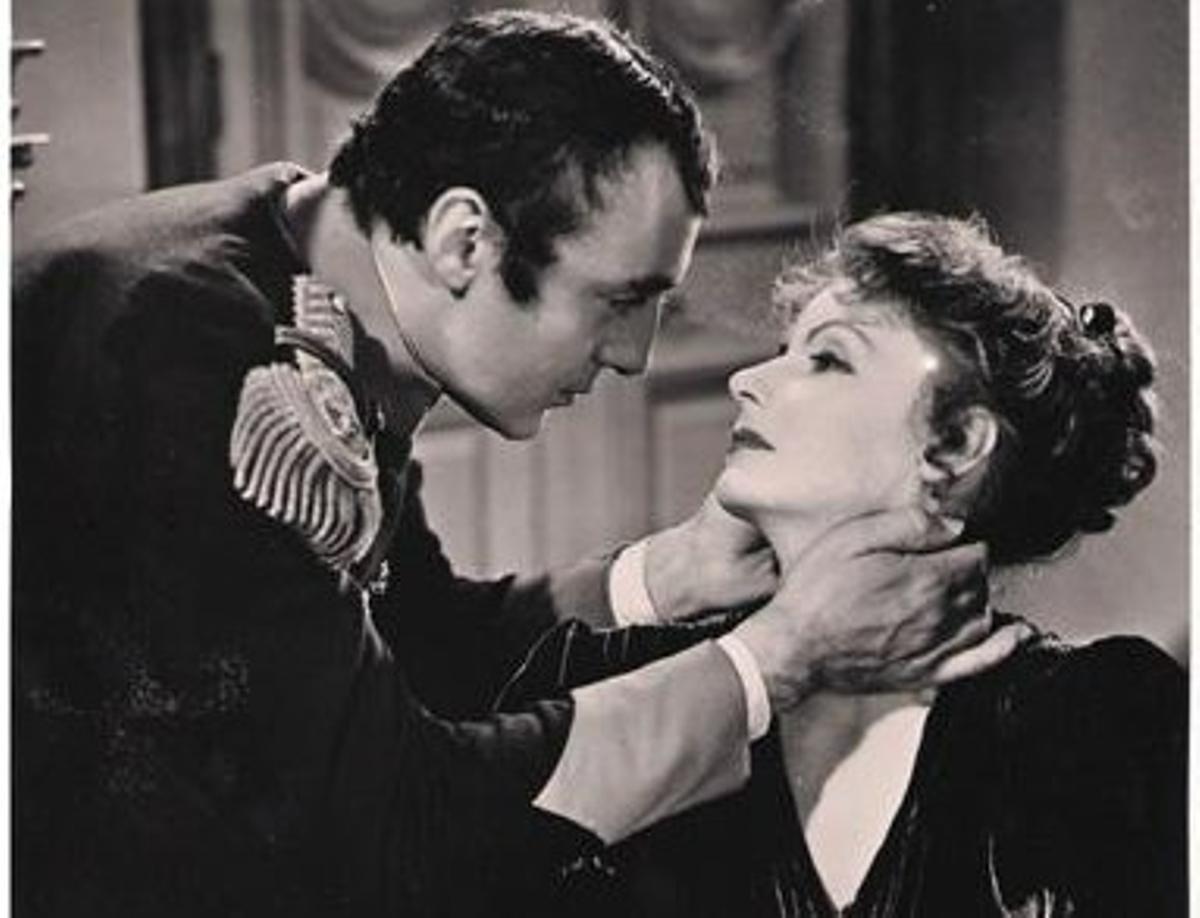 Charles Boyer haciendo de Napoleón y Greta Garbo de Maria Walewska. 