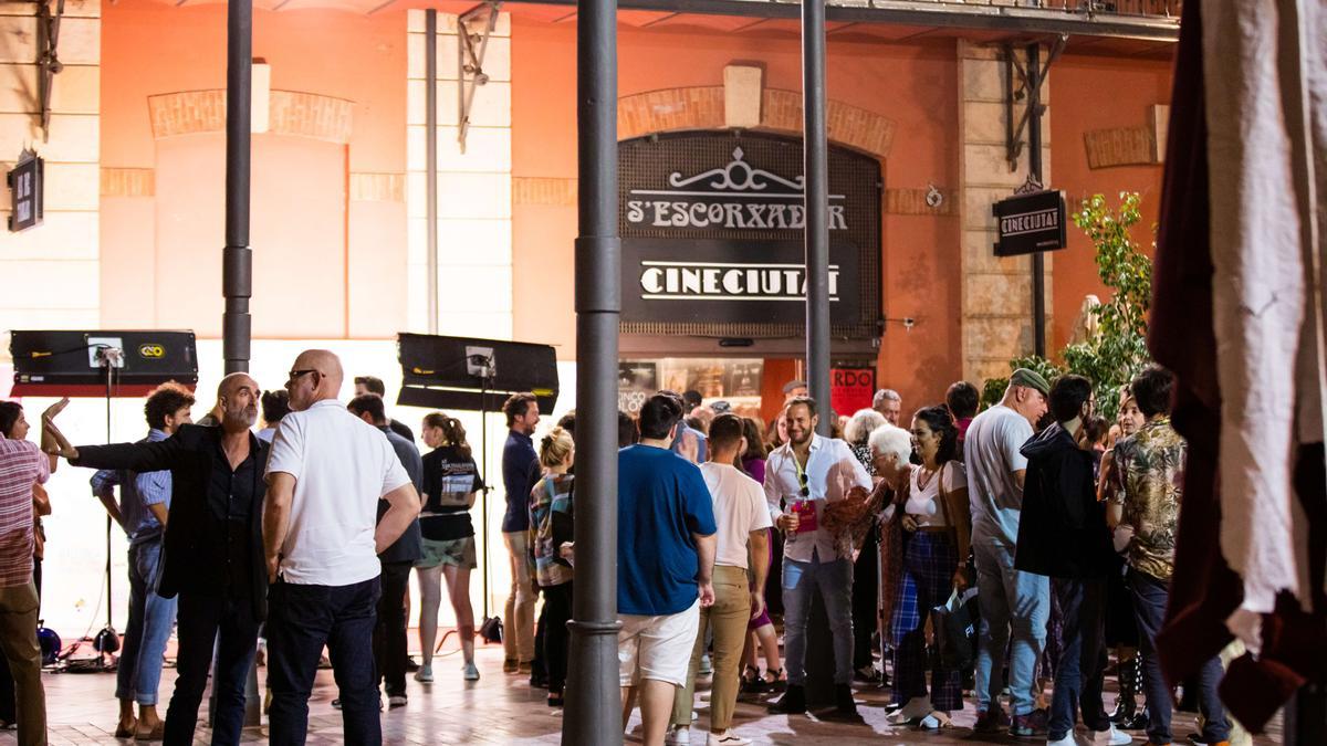 Público a la entrada de CineCiutat, donde se proyectan películas del festival Evolution.